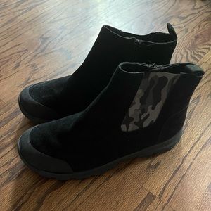 Boy’s Lands End Chelsea Boots Size 6M